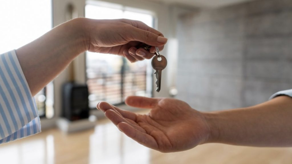 Self-managing Airbnb vs professional Airbnb management company